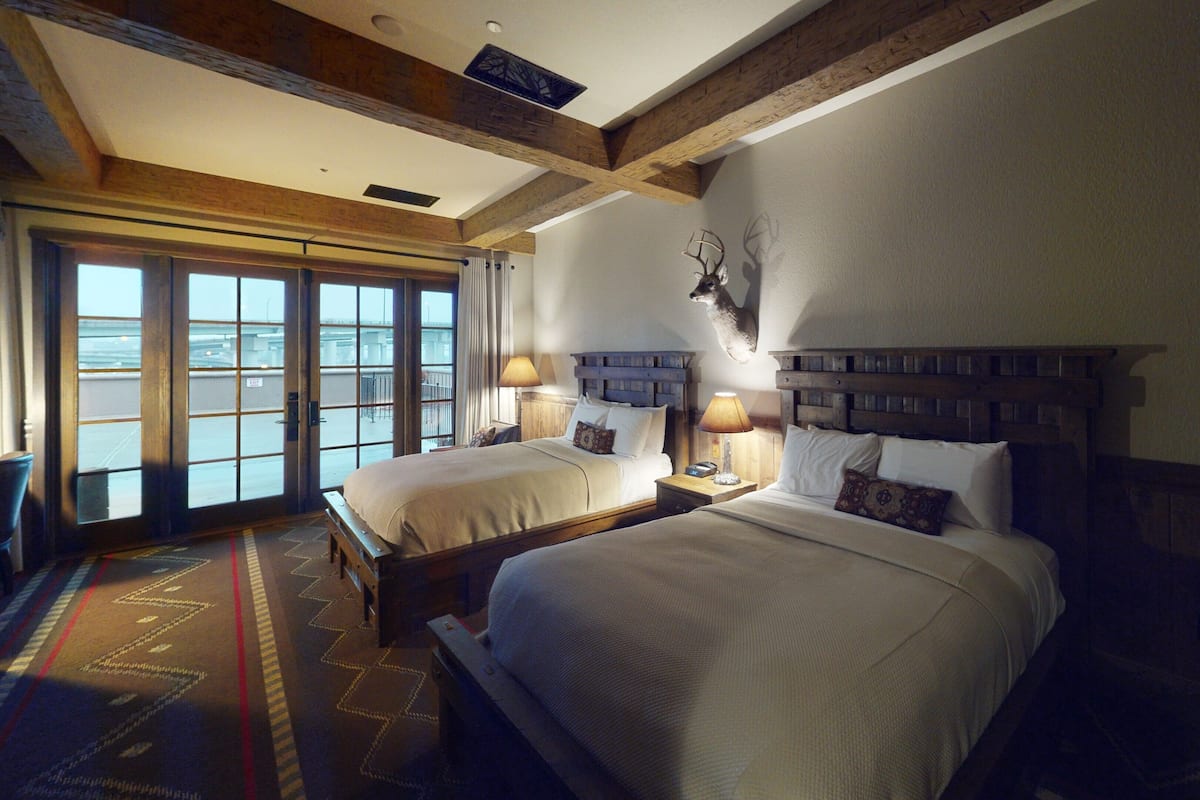 Camas con pillow-top, minibar y caja de seguridad en la habitación