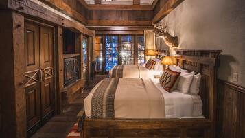 Interior Double Queen Room | Camas con pillow-top, minibar y caja de seguridad en la habitación