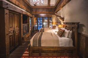 Interior Double Queen Room | Bäddmadrasser, minibar och värdeförvaringsskåp på rummet