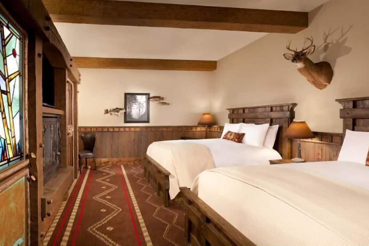 Camas con pillow-top, minibar y caja de seguridad en la habitación