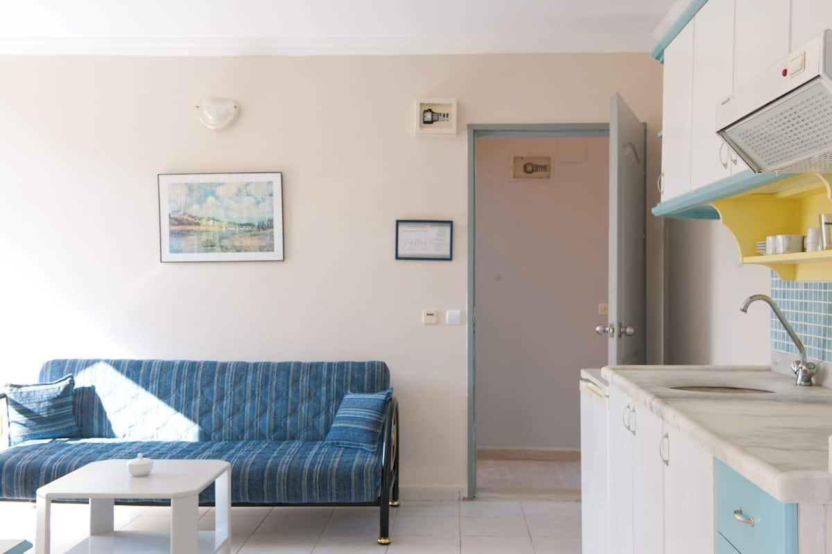 1 habitación, escritorio, tabla de planchar con plancha y cunas