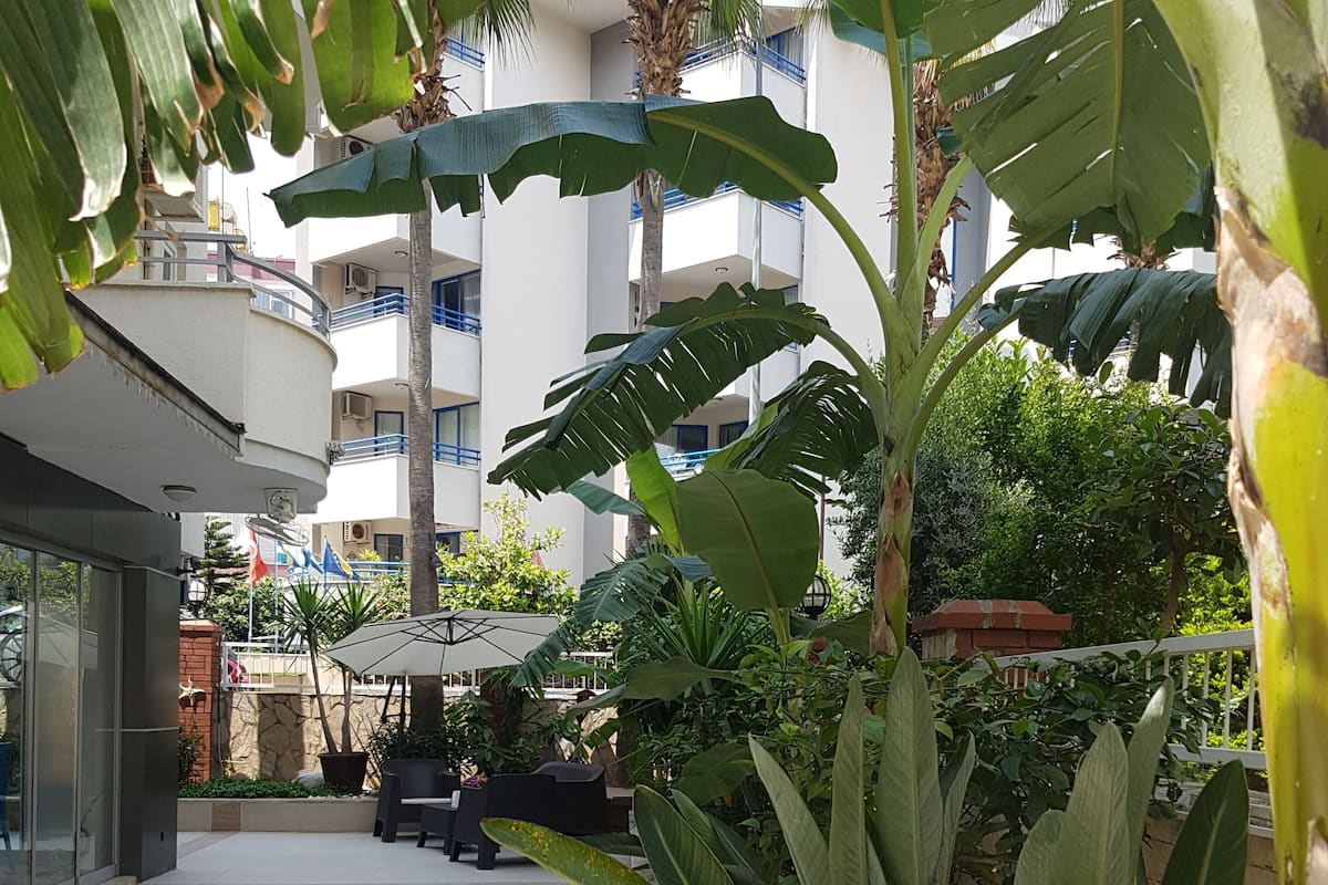 Standard Room, Non Smoking, Kitchenette | 1 bedroom, desk, iron/ironing board, cribs/infant beds