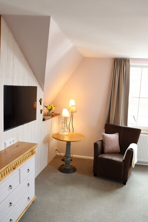 Junior Suite | In-room safe, blackout drapes, soundproofing, iron/ironing board - Gästehaus Unsere Stadtvilla (Hechingen)