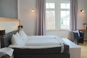 双人房 | 客房内保险箱、遮光窗帘、隔音、熨斗/熨板