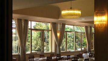 Petit déjeuner et déjeuner servis sur place, spécialités Cuisine locale