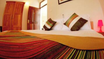 Premium bedding, in-room safe, blackout drapes, soundproofing