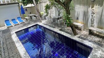 Utendørsbasseng, bassengparasoller og solsenger