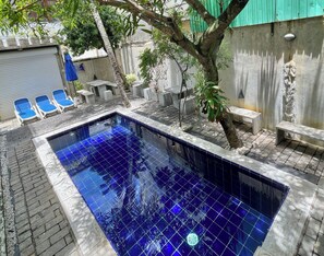 Udendørs pool, parasoller, liggestole