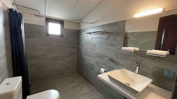 Family Quadruple Room, 2 Double Beds, Non Smoking, Pool Access | Bathroom
