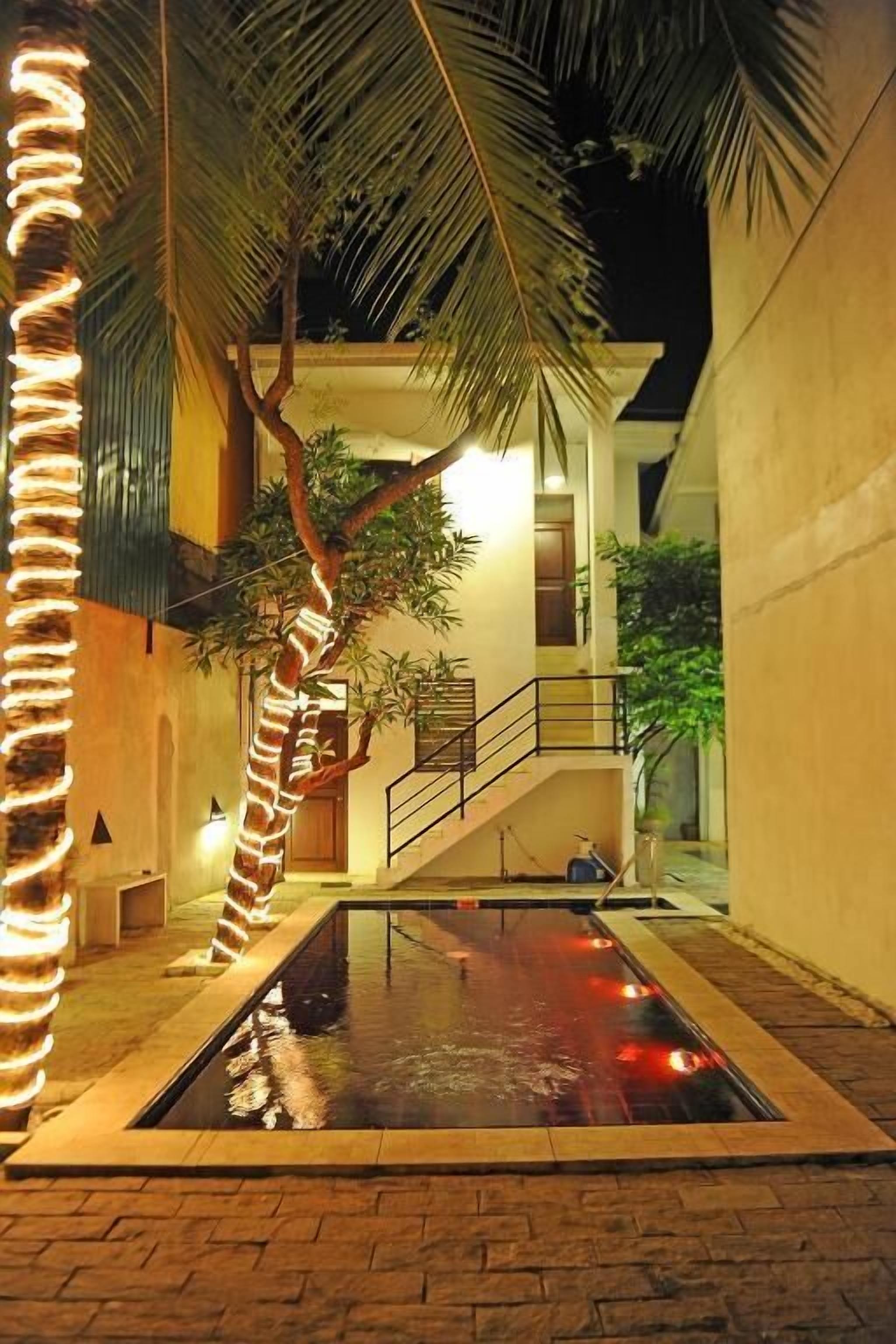 Utendørsbasseng, bassengparasoller og solsenger