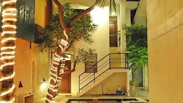 Utendørsbasseng, bassengparasoller og solsenger