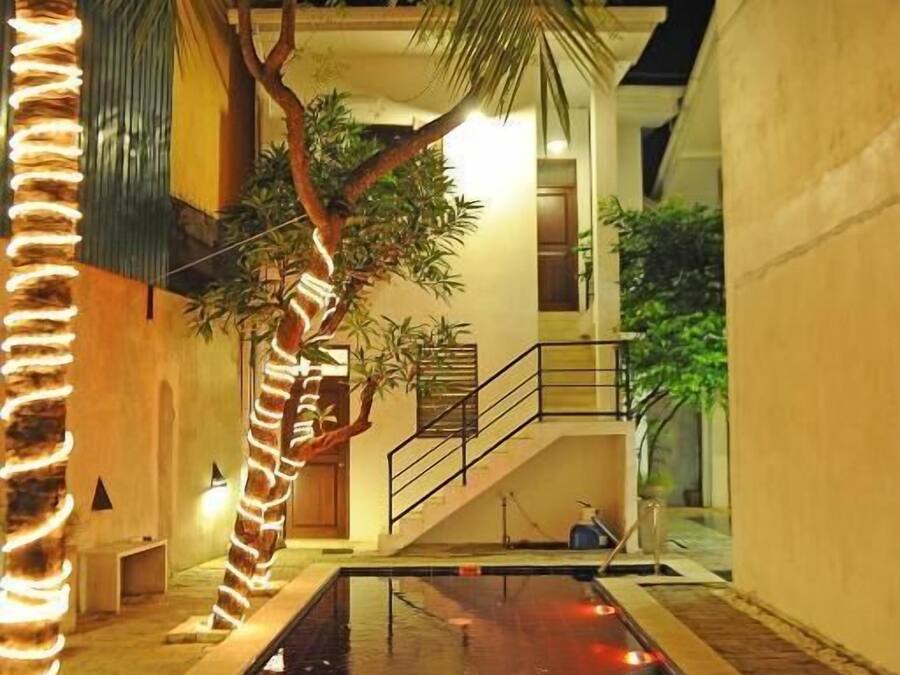 Utendørsbasseng, bassengparasoller og solsenger