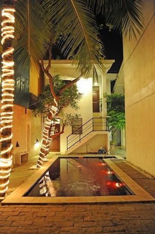 Outdoor pool, pool umbrellas, pool loungers. The Villa in Lavinia