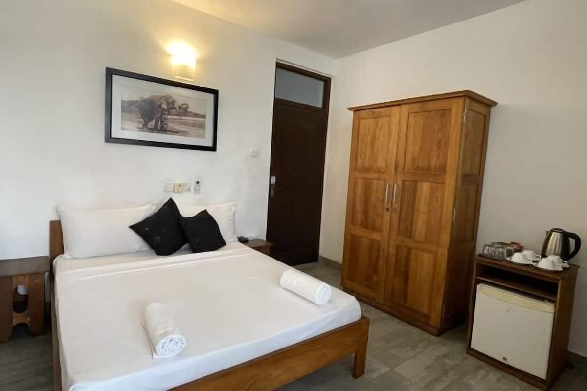 Sengetøy av topp kvalitet, safe på rommet og blendingsgardiner