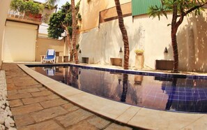 Piscina externa, guarda-sóis, espreguiçadeiras