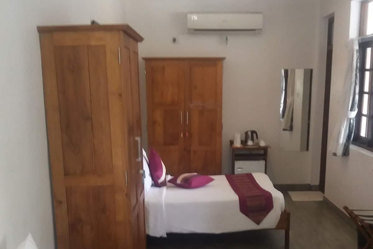 Premium bedding, in-room safe, blackout curtains, soundproofing