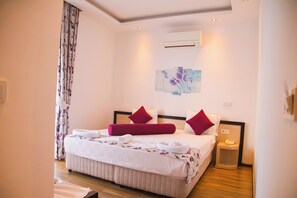 Standard Double Room | Minibar, desk, soundproofing, iron/ironing board - Hotel Hermes (Kas)