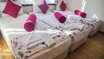 Triple Room | Minibar, desk, soundproofing, iron/ironing board