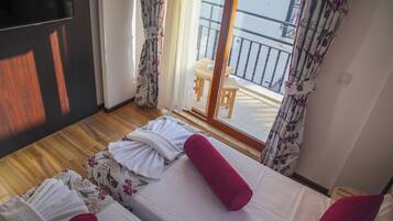 Twin Room | Minibar, desk, soundproofing, iron/ironing board