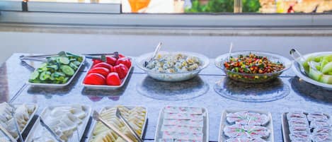 Café da manhã com buffet grátis todos os dias