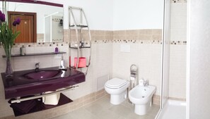 Comfort Twin Room, Ensuite, Garden View | Bathroom