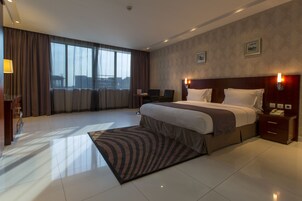 华丽开间 | 客房内保险箱、办公桌、隔音、熨斗/熨衣板