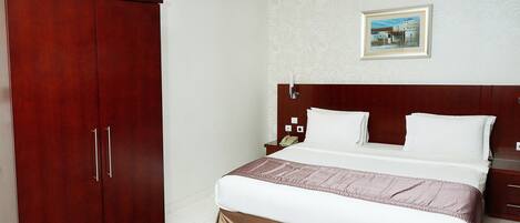 Junior Suite | In-room safe, desk, soundproofing, iron/ironing board