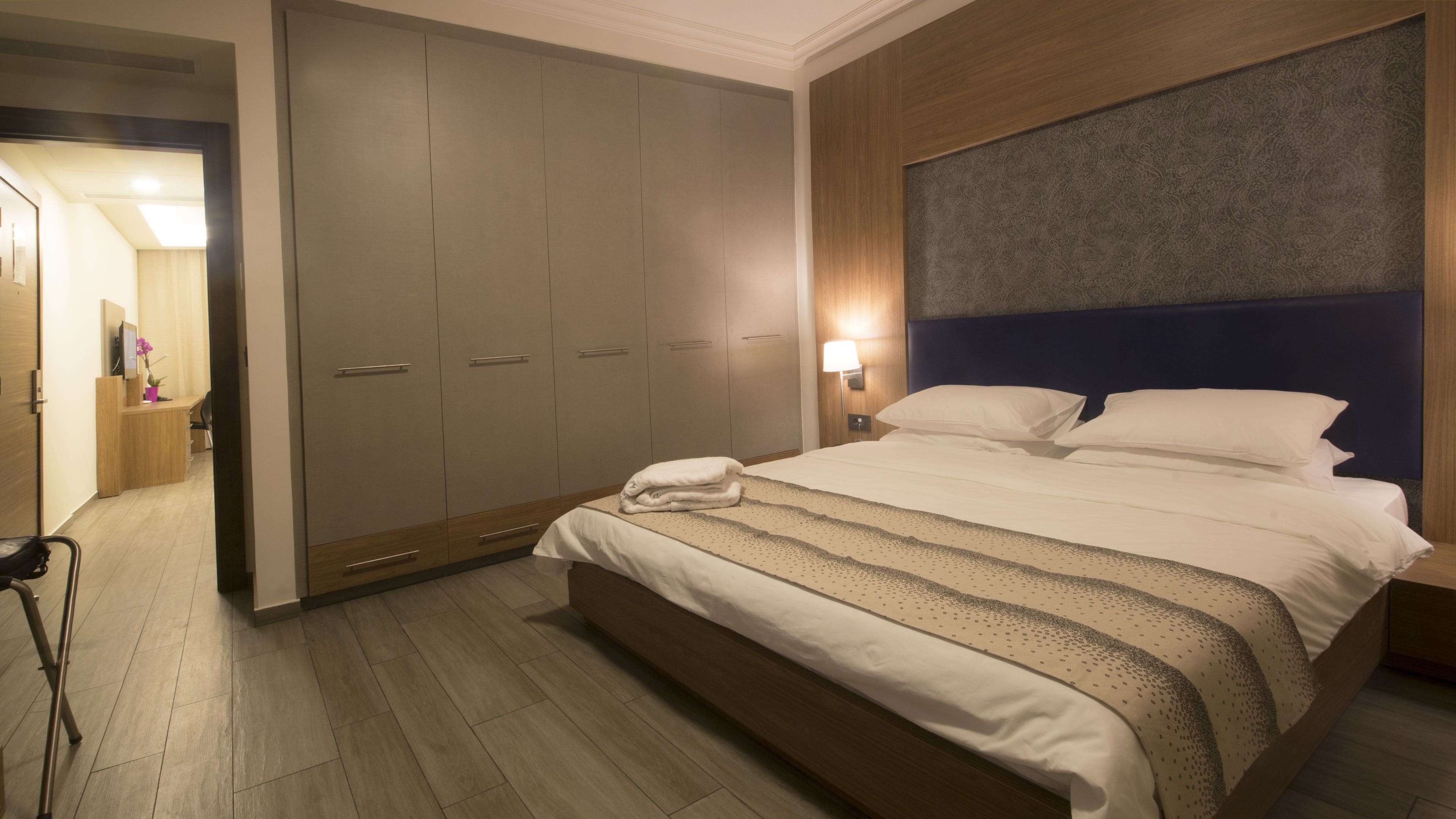 1 habitaci ón, ropa de cama de alta calidad y minibar 