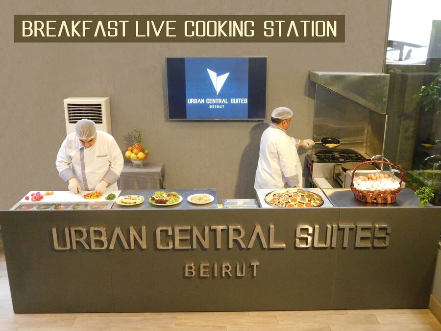 Estación de cocina en vivo para el desayuno en Urban Central Suites, Beirut.