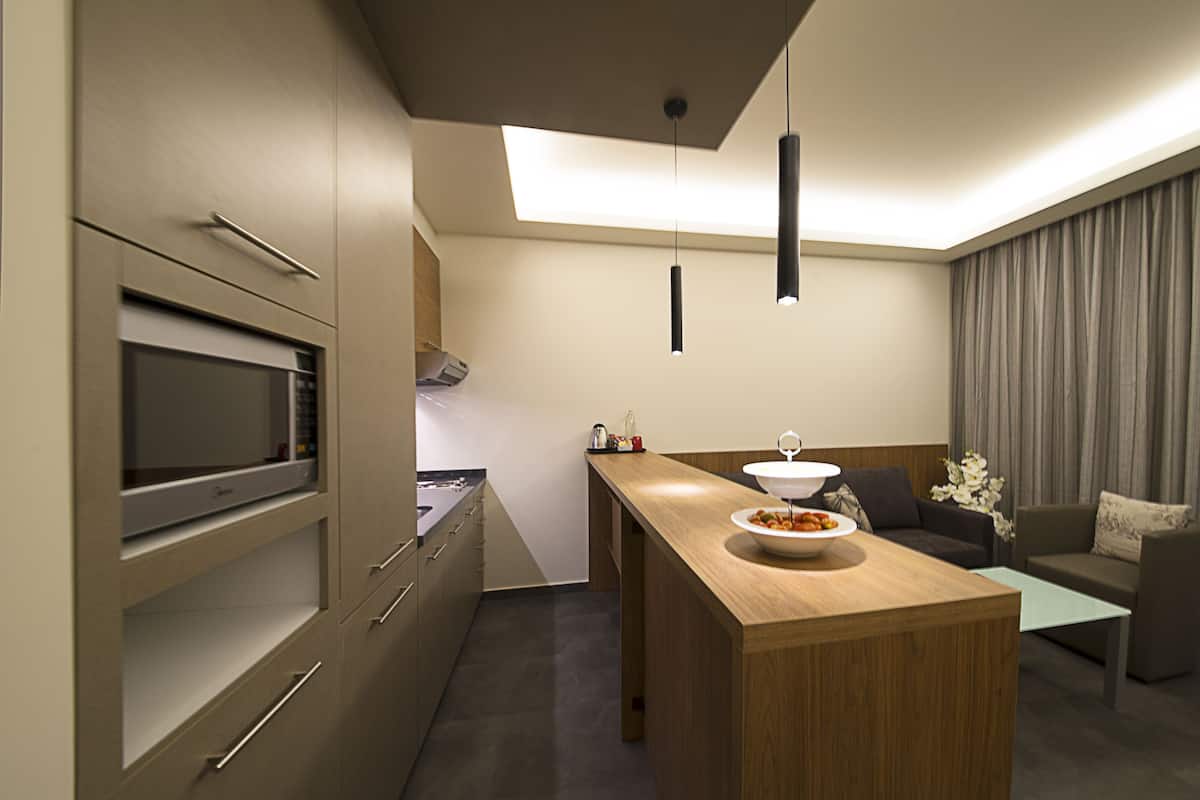 Deluxe One Bedroom Suite, with Balcony | Privékeuken | Een koelkast, een magnetron, een kookplaat