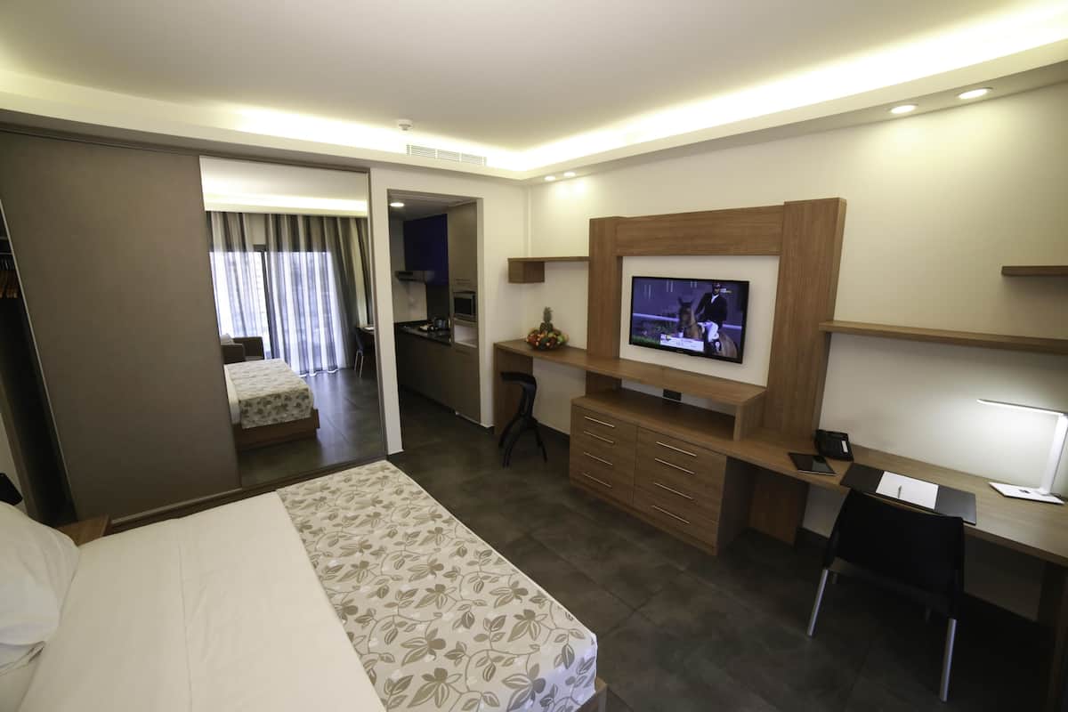 Junior Suite King, with Balcony | Hochwertige Bettwaren, Minibar, Zimmersafe, Schreibtisch
