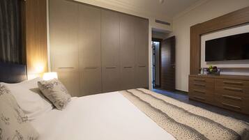 Deluxe One Bedroom Suite, with Balcony | 1 Schlafzimmer, hochwertige Bettwaren, Minibar, Zimmersafe