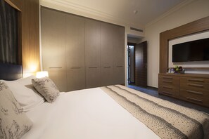 Deluxe One Bedroom Suite, with Balcony | 1 soverom, sengetøy av topp kvalitet, minibar og safe på rommet