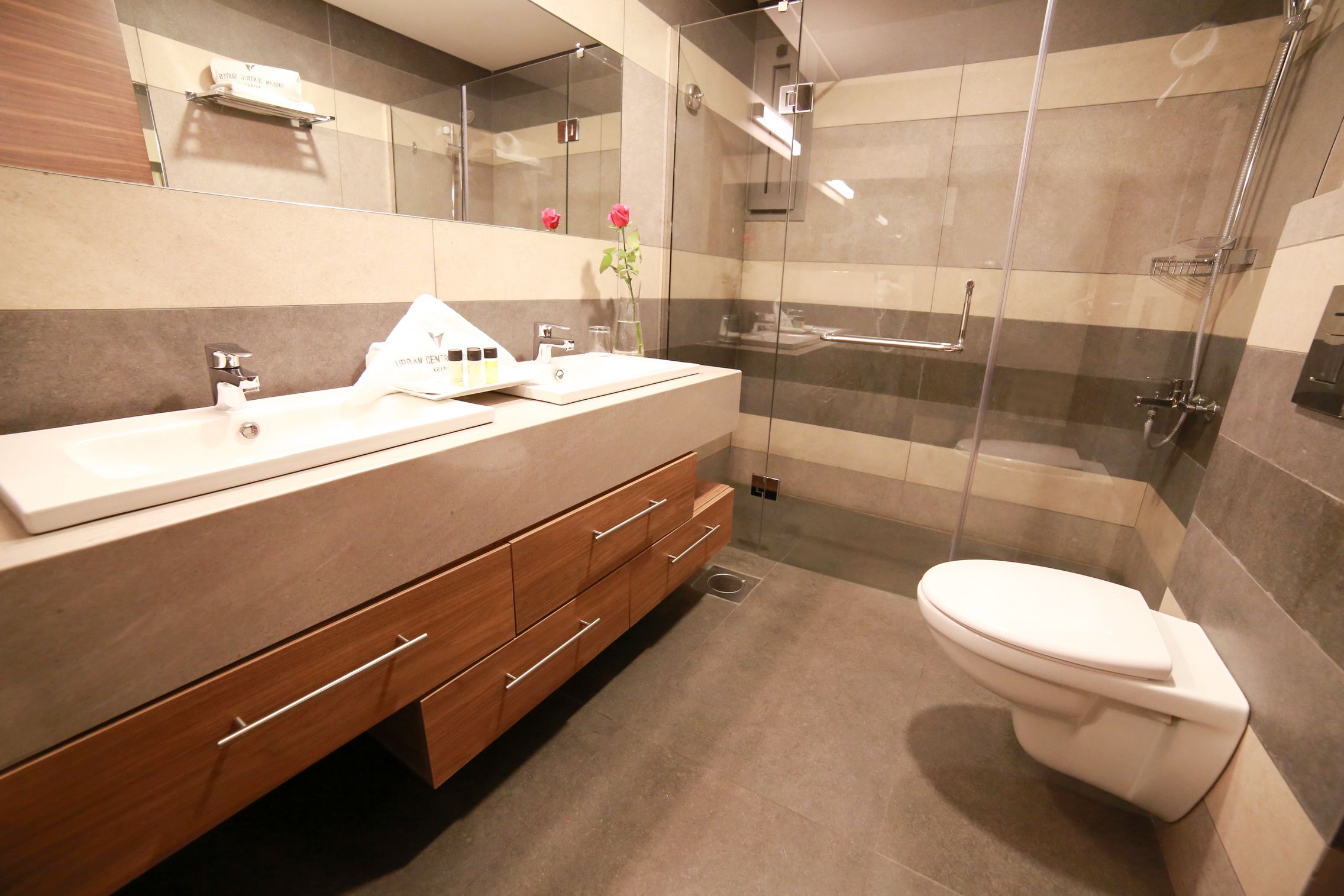 deluxe one bedroom suite, with balcony | bathroom sink