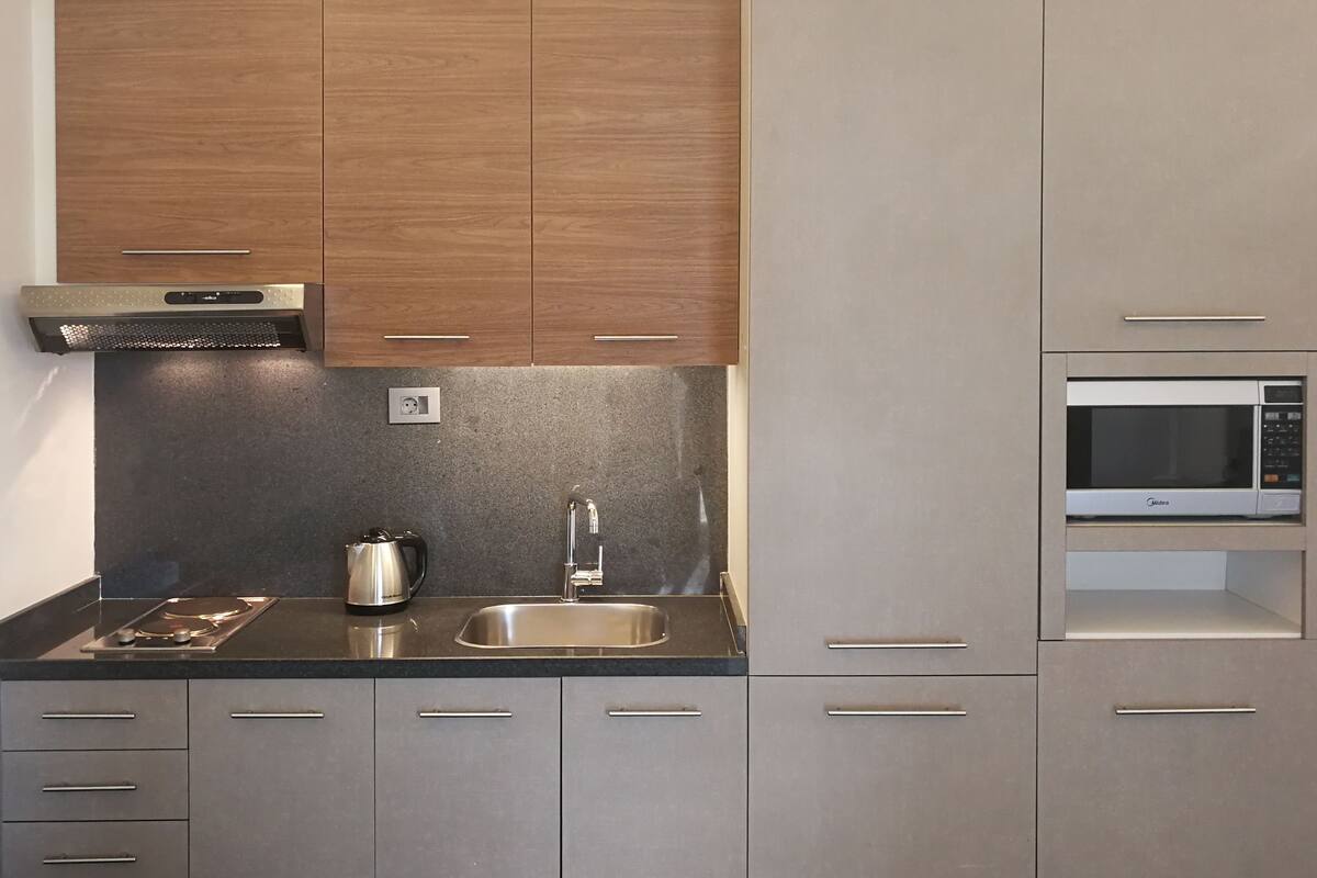 fridge, microwave, stovetop, coffee/tea maker