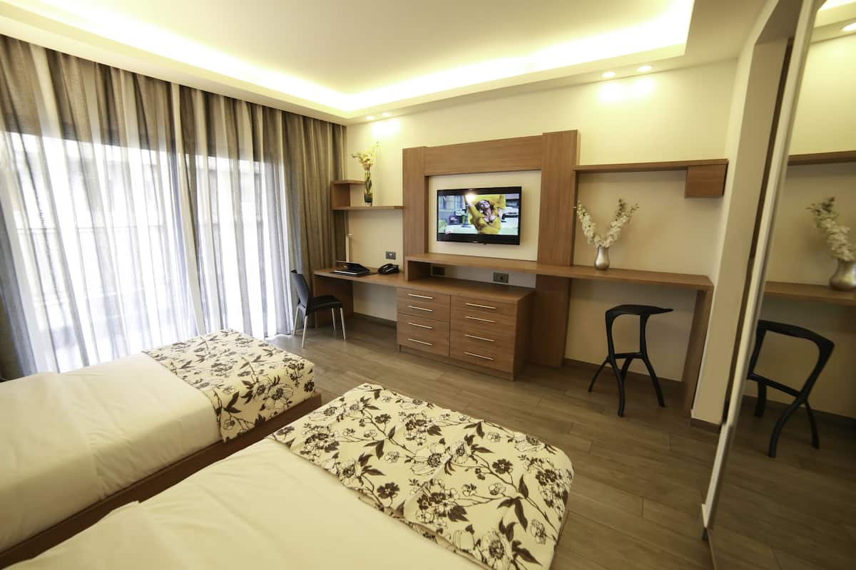 Junior Suite Twin, with Balcony | Privékitchenette | Een koelkast, een magnetron, een kookplaat