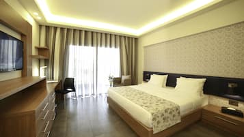 Junior Suite King, with Balcony | Svalir