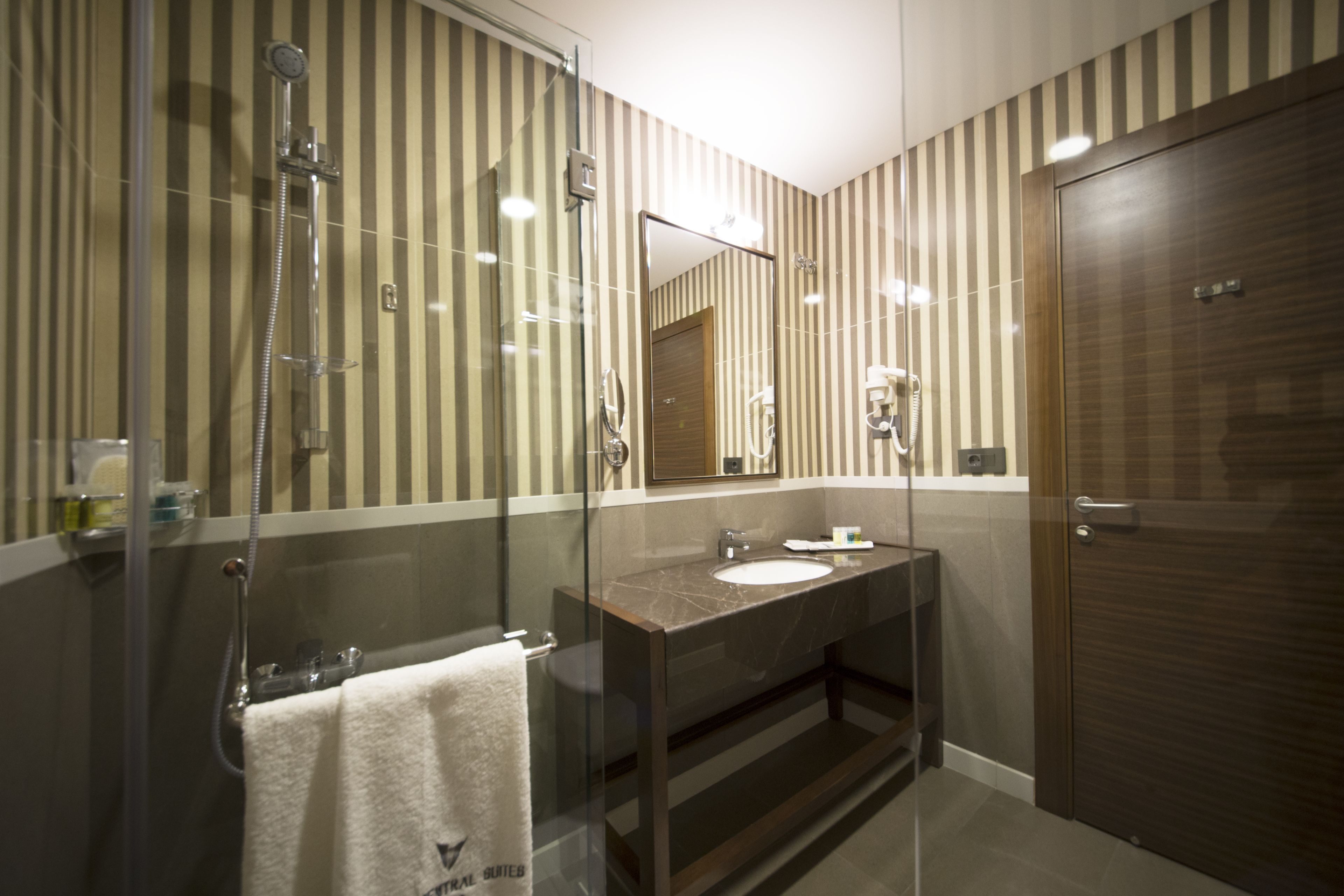 combined shower/bathtub, deep-soaking bathtub, free toiletries