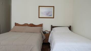 Quarto quádruplo | Frigobar, escrivaninha, berços grátis, Wi-Fi de cortesia