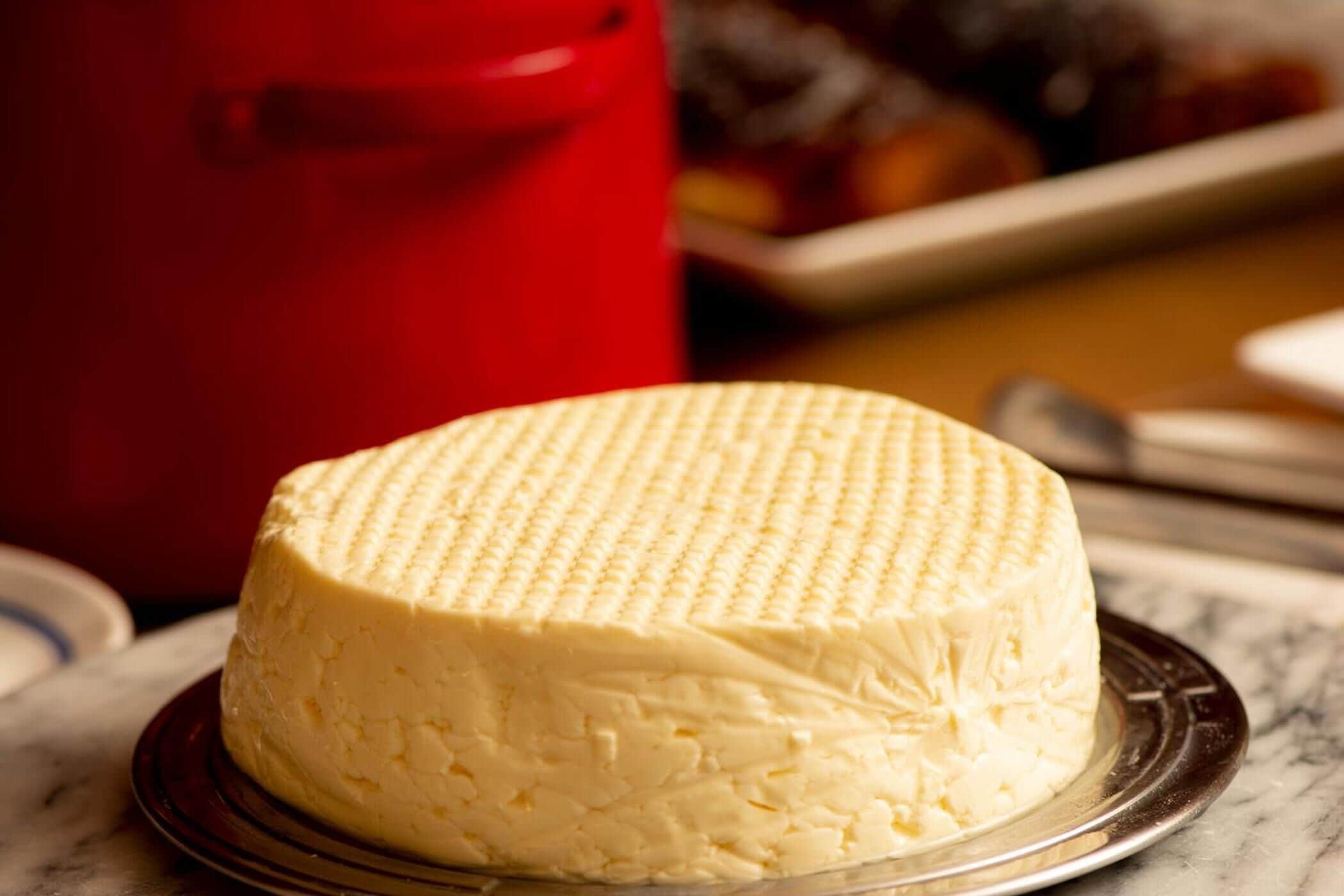Une portion de fromage, présentée sur une assiette.