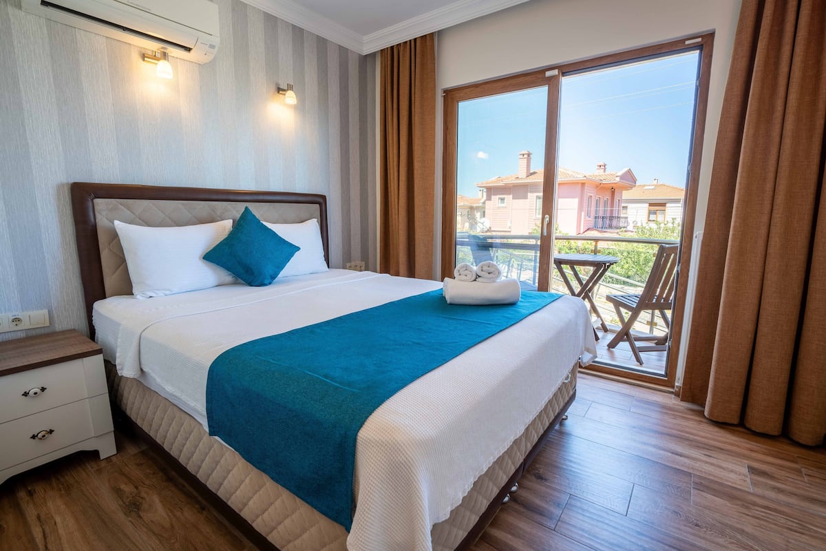 Habitación doble estándar | Ropa de cama de alta calidad, camas con efecto memoria y minibar