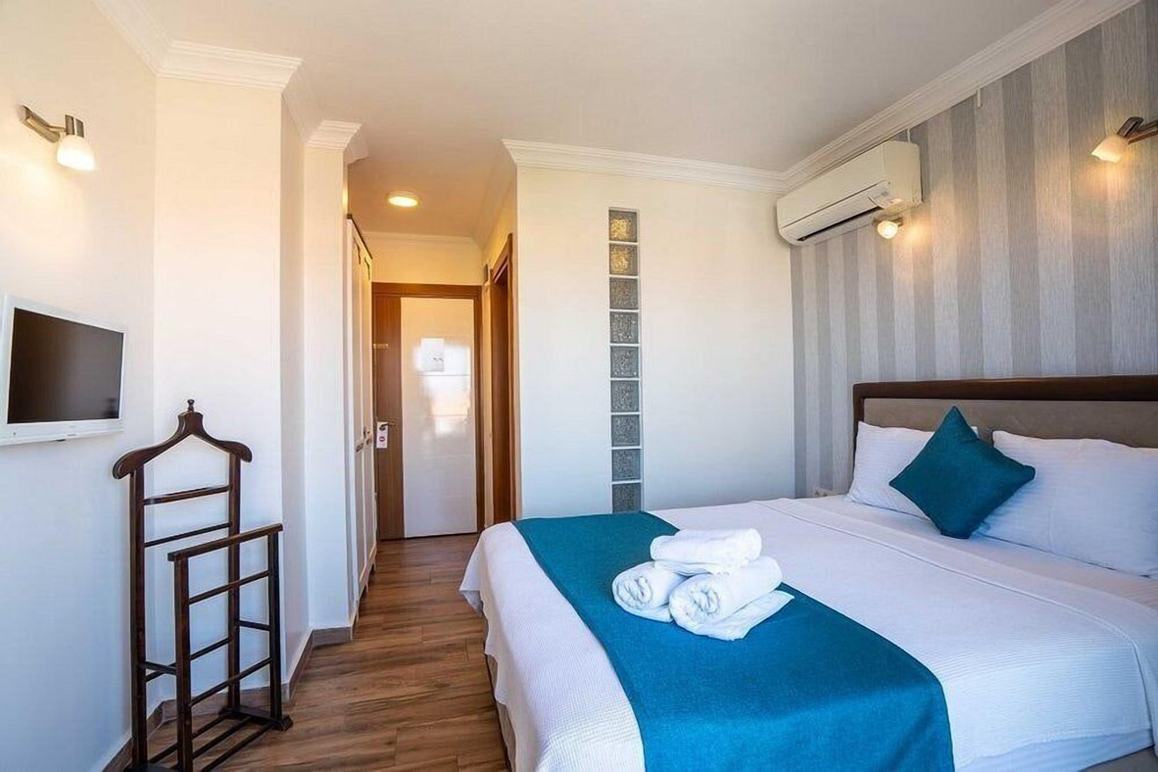 Quarto casal standard | Frigobar, escrivaninha, cortinas blackout, roupa de cama