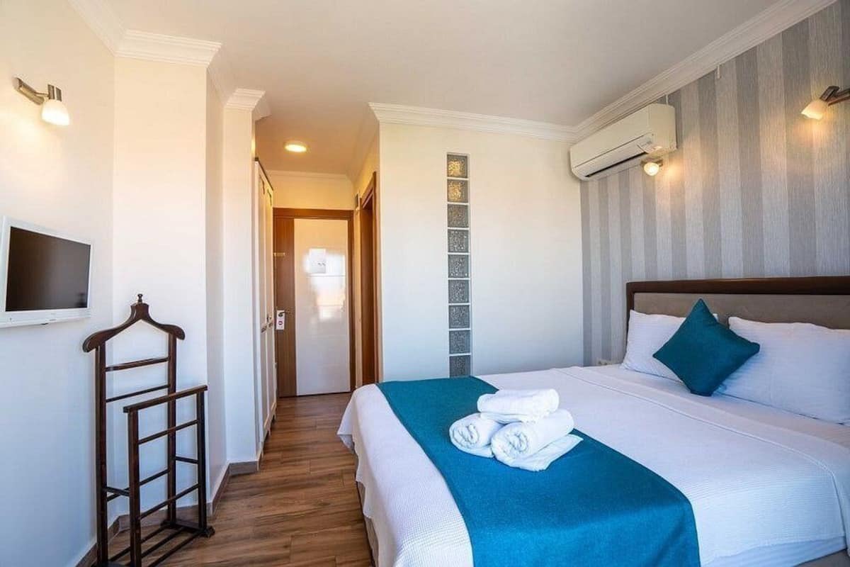Quarto casal standard | Frigobar, escrivaninha, cortinas blackout, roupa de cama