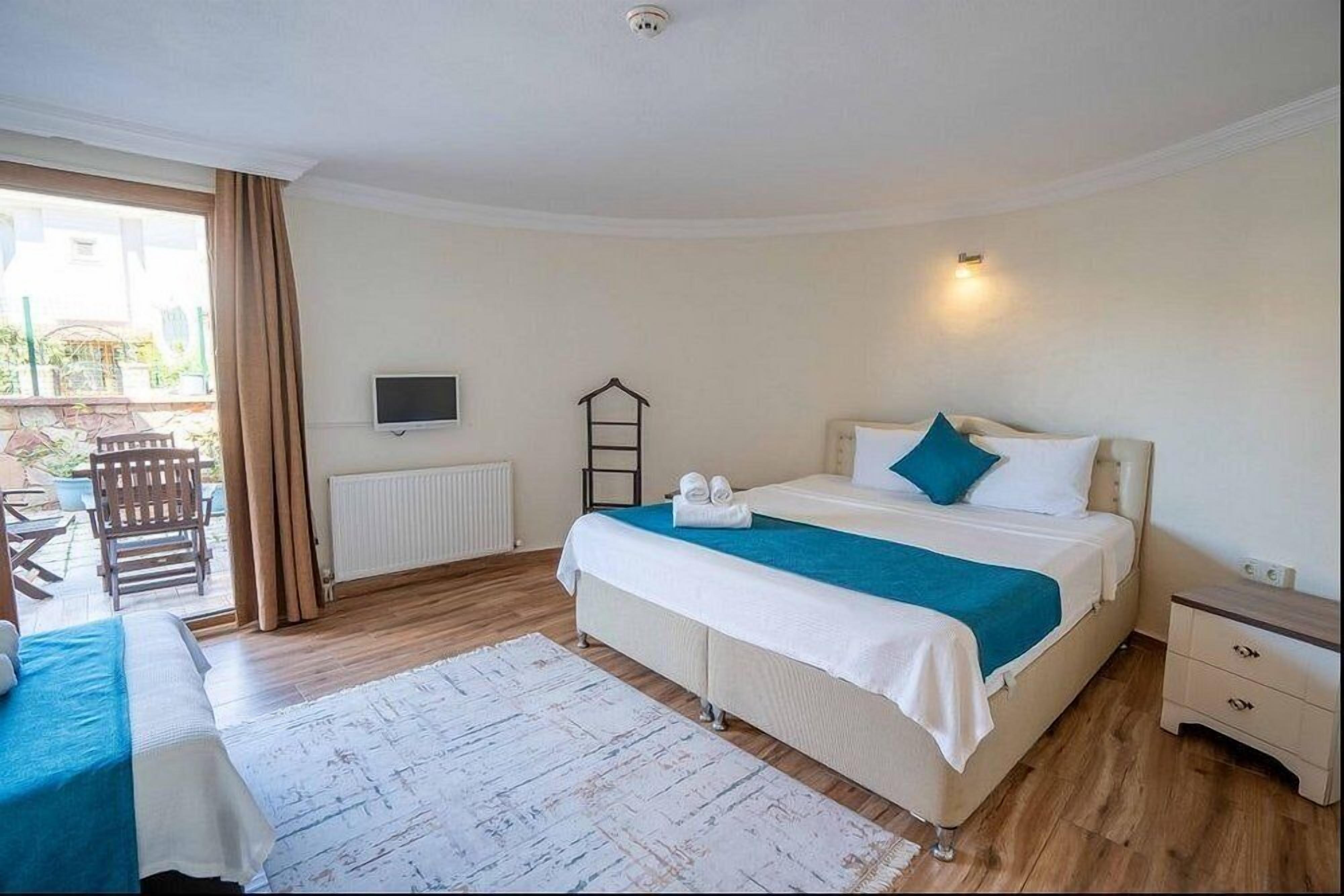 Quarto triplo standard | Frigobar, escrivaninha, cortinas blackout, roupa de cama