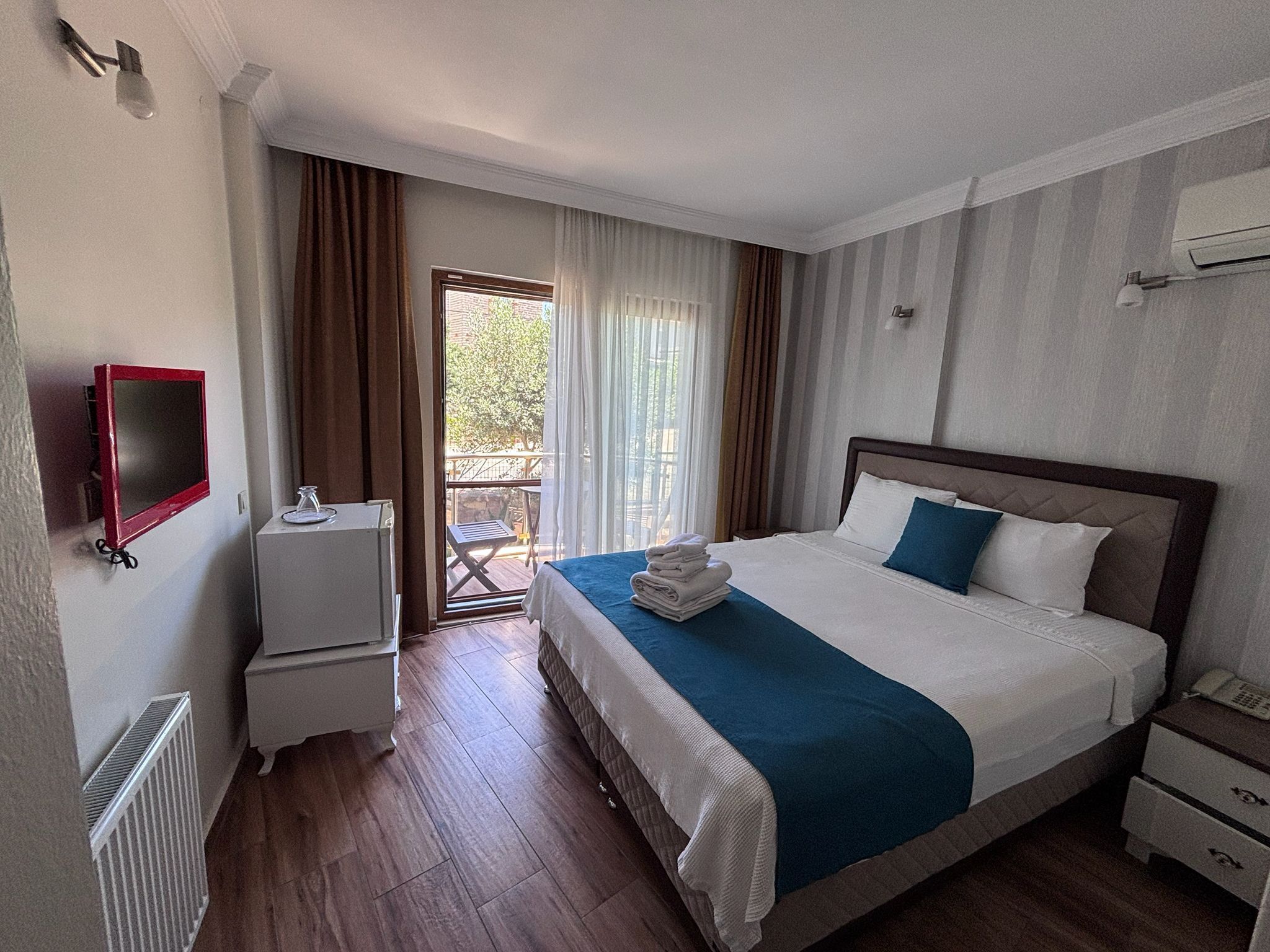 Quarto quádruplo, vista para o mar | Frigobar, escrivaninha, cortinas blackout, roupa de cama
