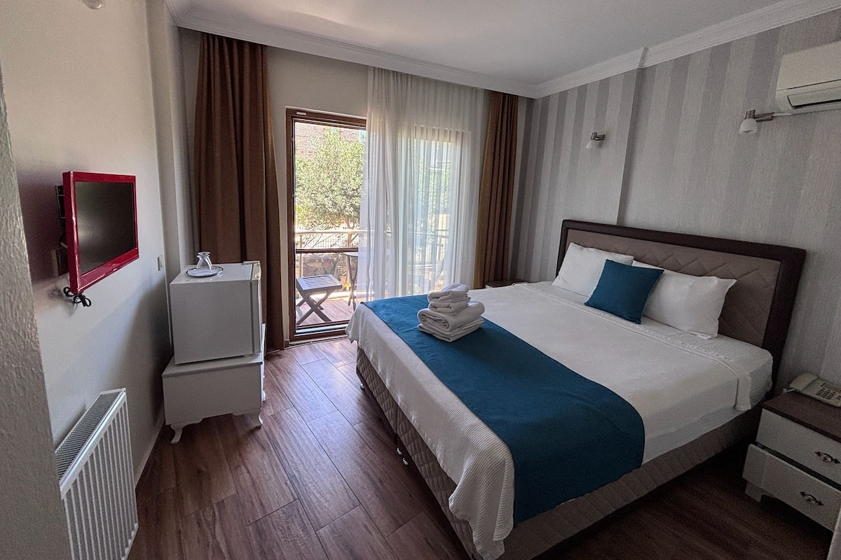 Quarto quádruplo, vista para o mar | Frigobar, escrivaninha, cortinas blackout, roupa de cama
