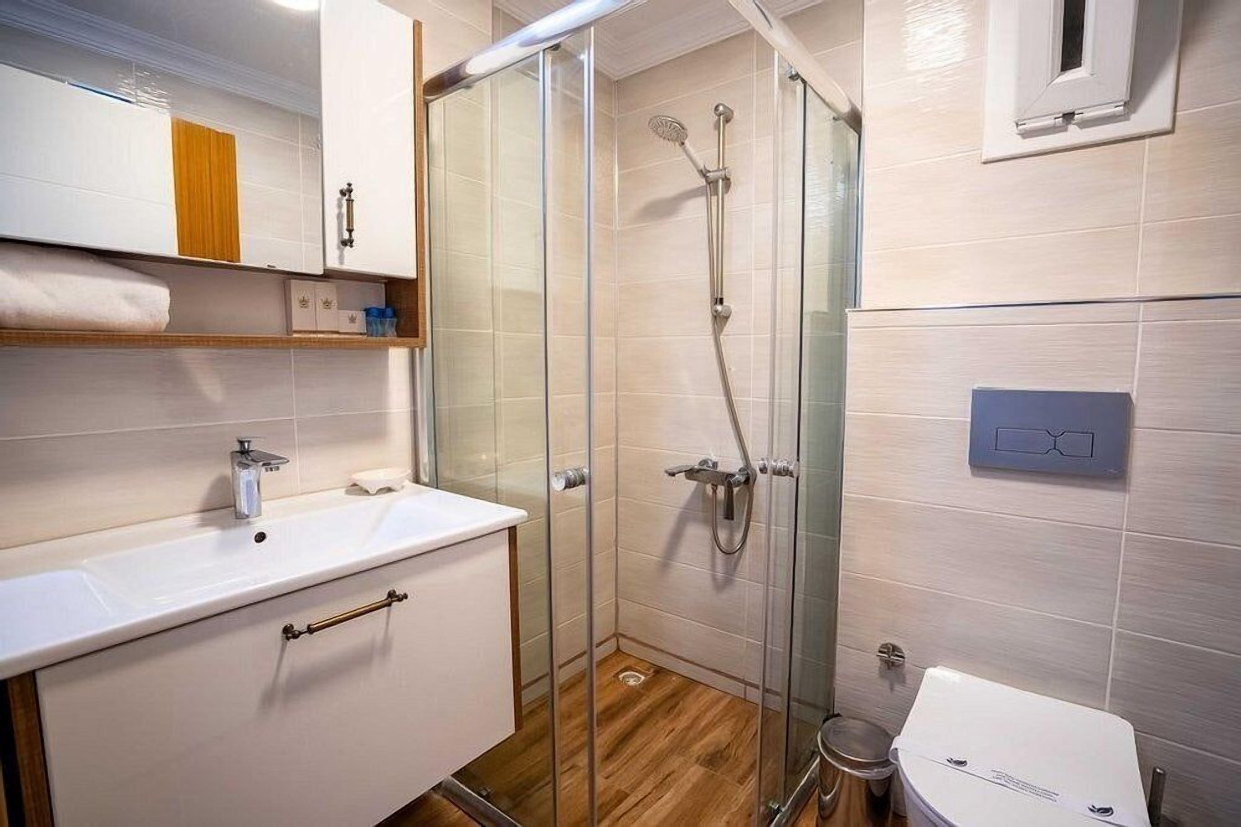 Standard Triple Room | Bathroom