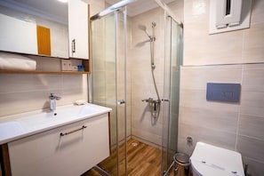 Quarto triplo standard | Banheiro | Chuveiro, secador de cabelo, toalhas de banho, sabonete