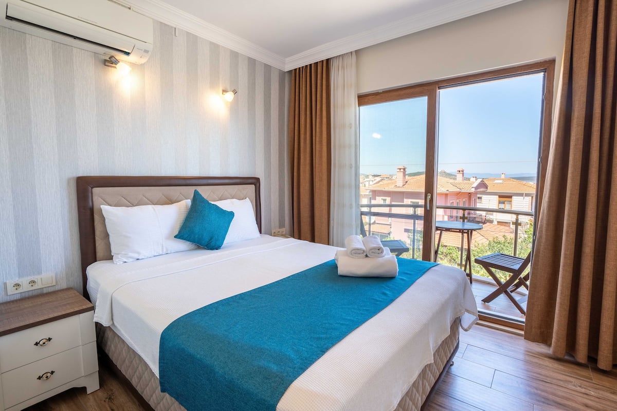 Habitación doble estándar | Ropa de cama de alta calidad, camas con efecto memoria y minibar
