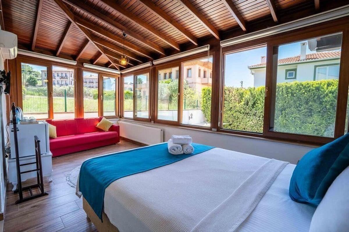 Quarto casal luxo, 1 cama Queen e sofá-cama, para não fumantes, vista para a piscina | Frigobar, escrivaninha, cortinas blackout, roupa de cama